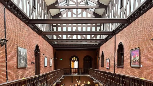 Shanghai Bund + Lichafandian Site (Zhongguozhengquan Museum) 2-hour guide with earphone included