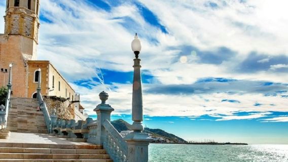 Sitges: veneily, kävelykierros ja viinitilan vierailu