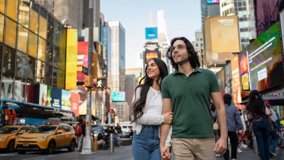 Kleine groep NYC-dag-naar-nacht reis met gratis Liberty cruiseticket