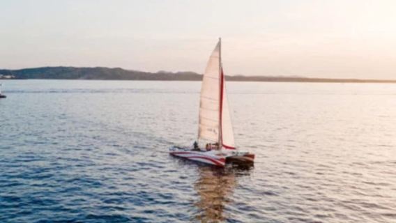 Fornells: crucero en catamarán al atardecer por la costa de Menorca