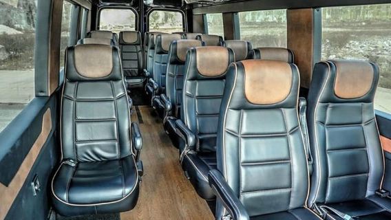 Branson: VIP Wine Tasting and Dinner Tour