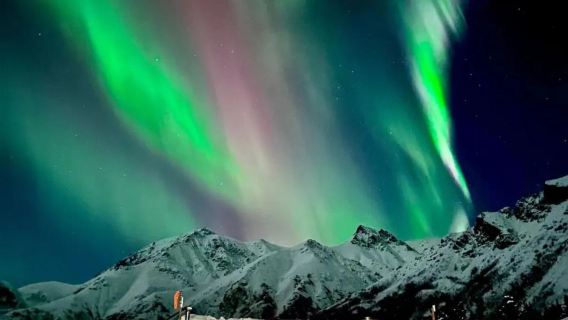 Aurora chasing tour in Yellowknife, Canada