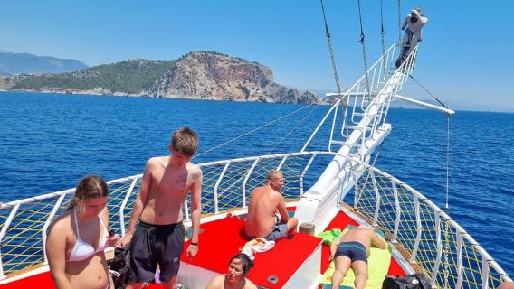 Alanya: rilassante giro in barca con pranzo, senza schiuma e musica ad alto volume
