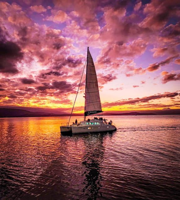 Port Douglas: Crucero vespertino por las Islas Bajas en un catamarán de lujo