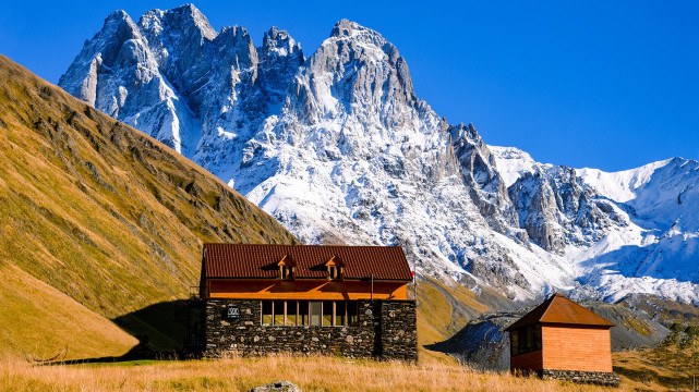 Georgia light hiking 1-day tour: Ananuri + Friendship Monument + 2,200m Juta hike