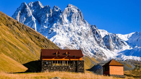 Excursión de un día con senderismo ligero en Georgia: Ananuri + Monumento de la Amistad + Senderismo en Juta a 2200 metros