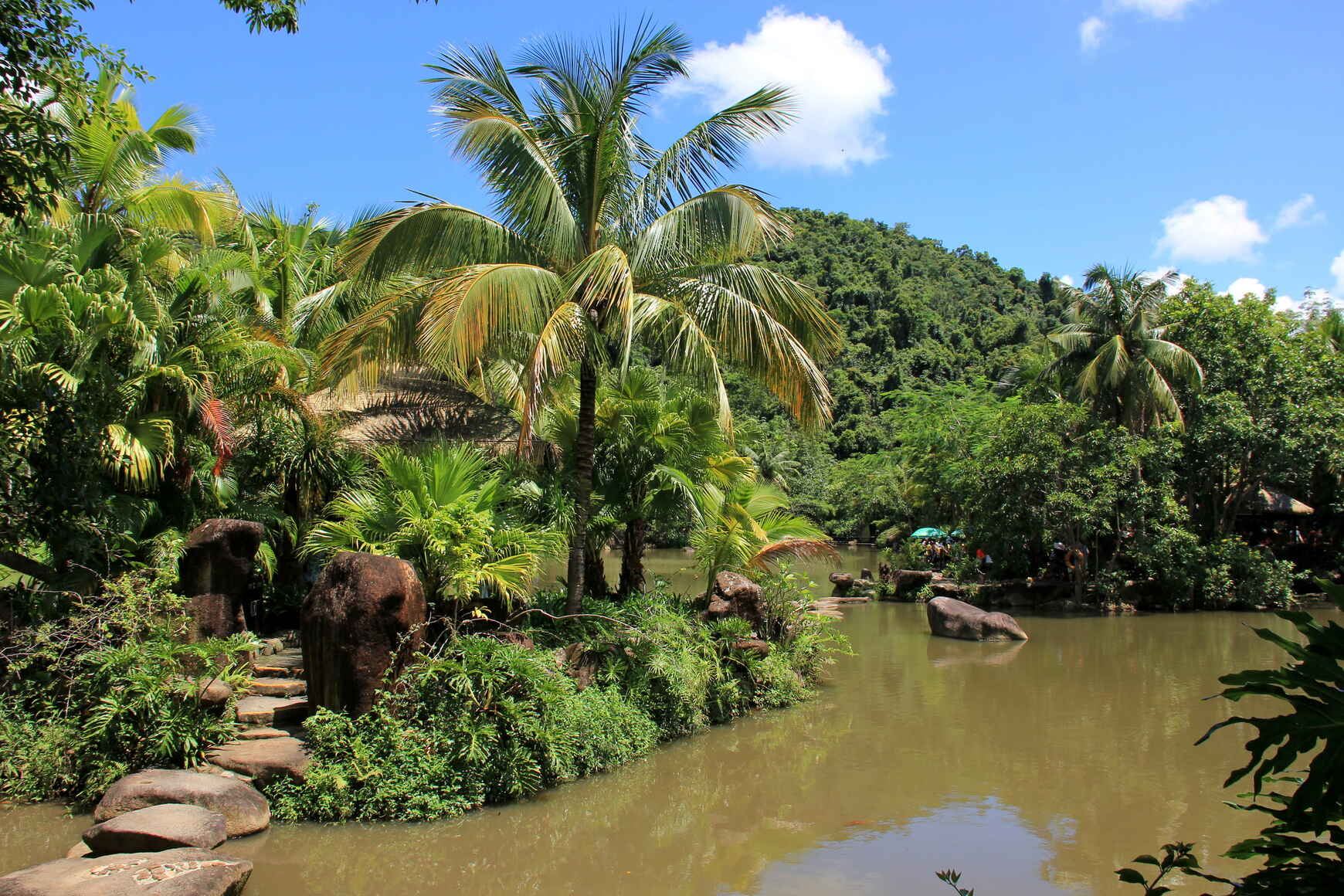 Tur Pribadi Satu Hari Kawasan Wisata Budaya Hutan Hujan Sanya Yanoda dan Lembah Binglang (Kendaraan Sewaan + Biaya Masuk)