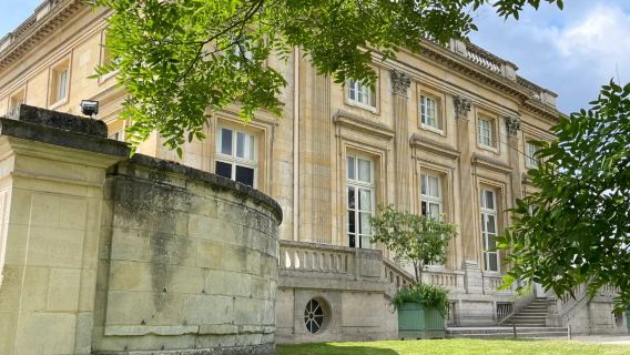 Paris departure: Palace of Versailles + Grand Trianon 1-day tour with 10-hour Chinese private charter