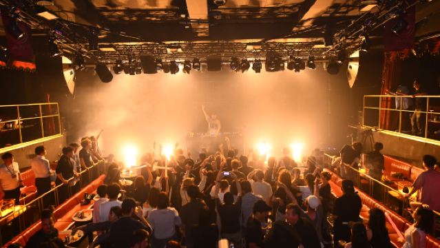 大阪梅田:PICCADILLY PREMIUM LIVE秀 & NIGHTCLUB入場券含飲品|卡拉OK・水煙【外國遊客專享】