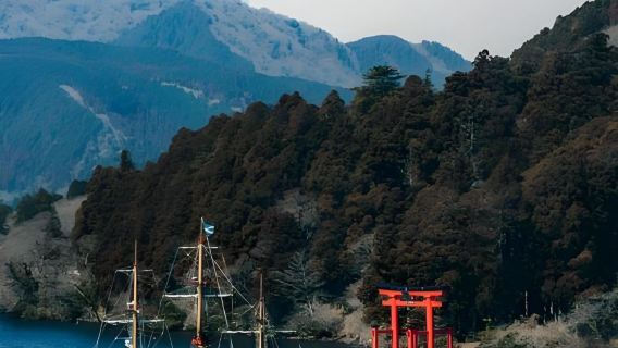 Hakone In-Depth + Azabudai Hills Day Tour: Lake Ashi Cruise + Owakudani Cable Car [Small Group of 9]