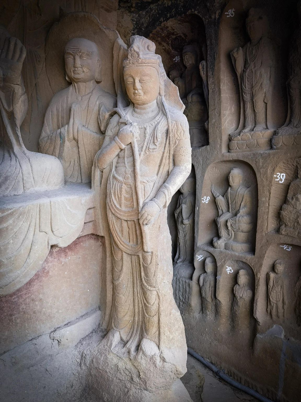 Tagesausflug mit Privattransfer zu den Tausend-Buddha-Grotten in Guangyuan, Sichuan, und der alten Stadt Zhaohua mit englischsprachigem Service