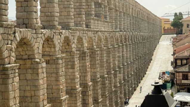 馬德里塞戈維亞一日遊：古羅馬水道・哥特教堂・童話城堡