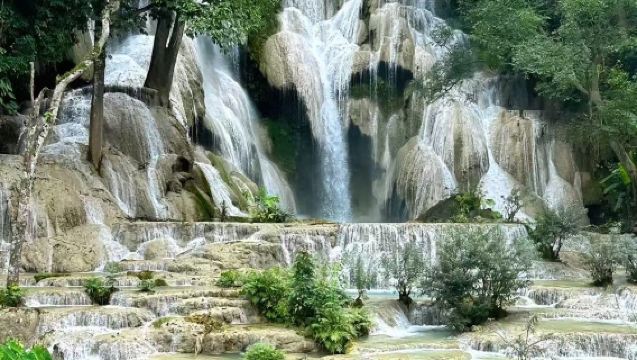 Laos · Luang Prabang | Benedizione al tempio + Cascate Kuang Si + Tramonto (biglietto d'ingresso non incluso)