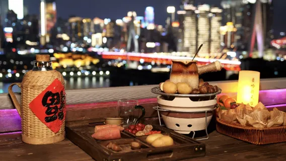 Chongqing Manhattan Dachterrasse (270° Flussblick Teestand mit Grillfleisch + Fotomöglichkeit der nächtlichen Skyline von Hongyadong und der Qiansimen-Brücke)