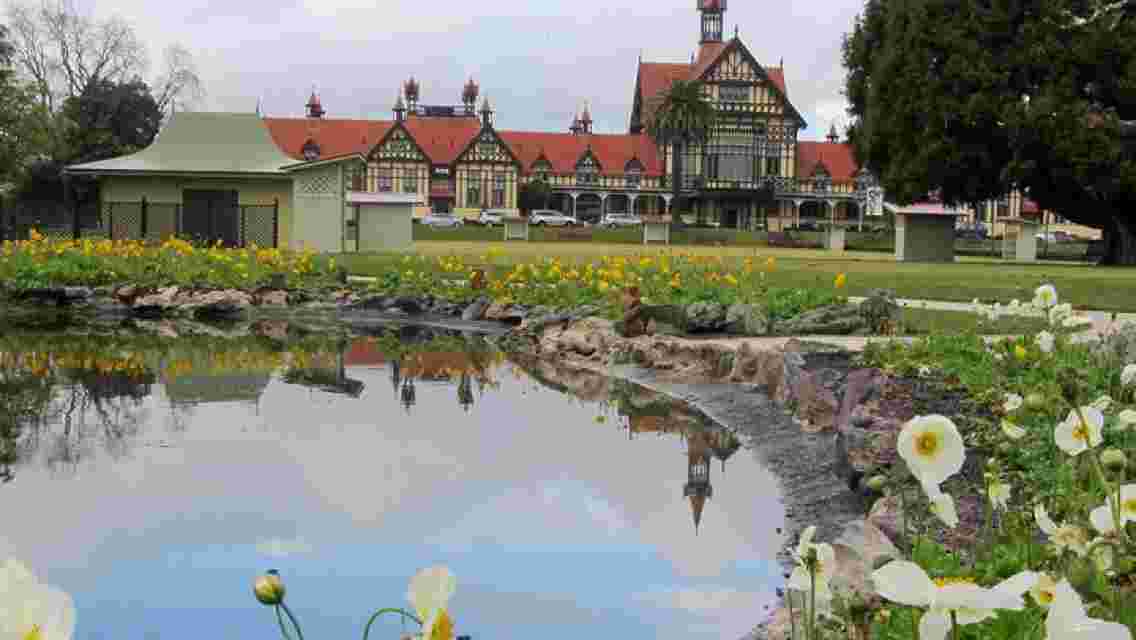 Private 3 Days Tour From Auckland: Hobbiton, Hamilton, Rotorua & Waitomo Caves