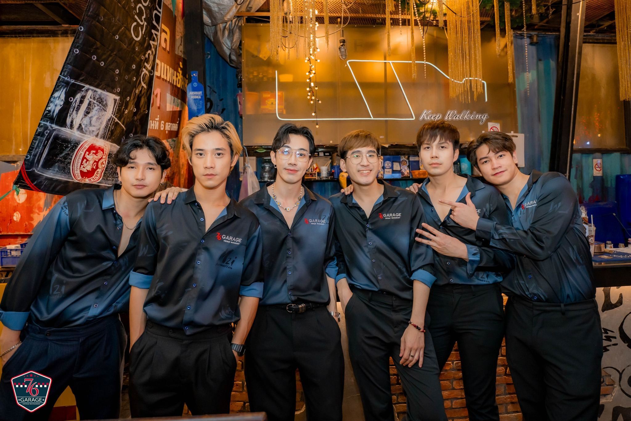 1-day tour of Bangkok's female-exclusive trendy coffee and handsome waiter restaurants