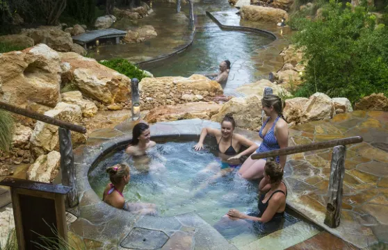 莫甯頓半島溫泉及彩色小屋