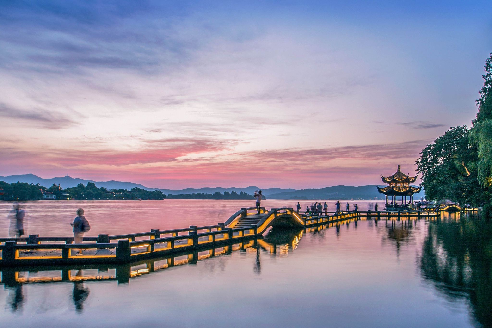 Hangzhou West Lake, Leifeng Pagoda, and Flower Harbor Viewing Fish - Chinese-speaking group day tour (including West Lake cruise)