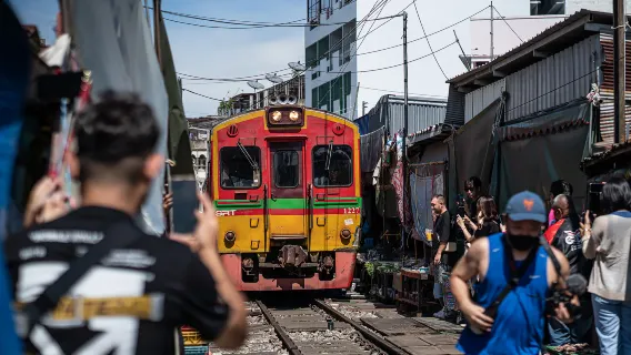 曼谷丹嫩沙多坐船+美功鐵道市場看火車