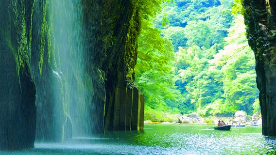 Excursion d'une journée au sanctuaire Kamishikimi Kumanoimasu de Kumamoto et à la gorge Takachiho de Miyazaki, pour admirer les paysages magnifiques de la saison des érables