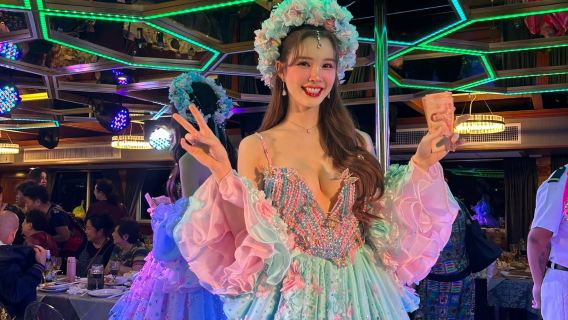 Espectáculo de cabaré con artistas transformistas en el lujoso crucero All Star de Pattaya + buffet de mariscos de lujo