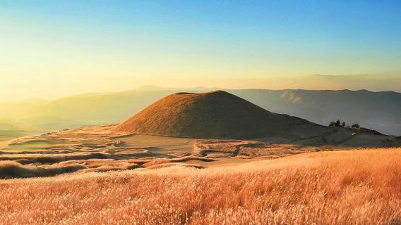 Excursion d'une journée dans les secrets de Kyushu : Sanctuaire Kamishikimi Kumanoimasu + Paysages spectaculaires du volcan Aso + Admiration des érables à Kurokawa Onsen