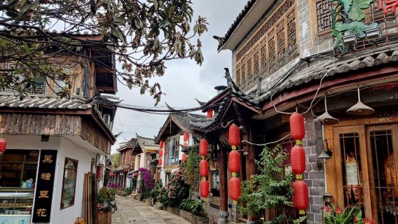 Ab Lijiang: Tagesausflug zum Yulong-Schneeberg, Blue Moon Valley, Lashi-See und der historischen Stadt Shuhe
