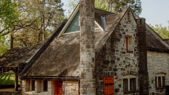 Путешествие к юбилею: Историческая экскурсия + дегустация вин