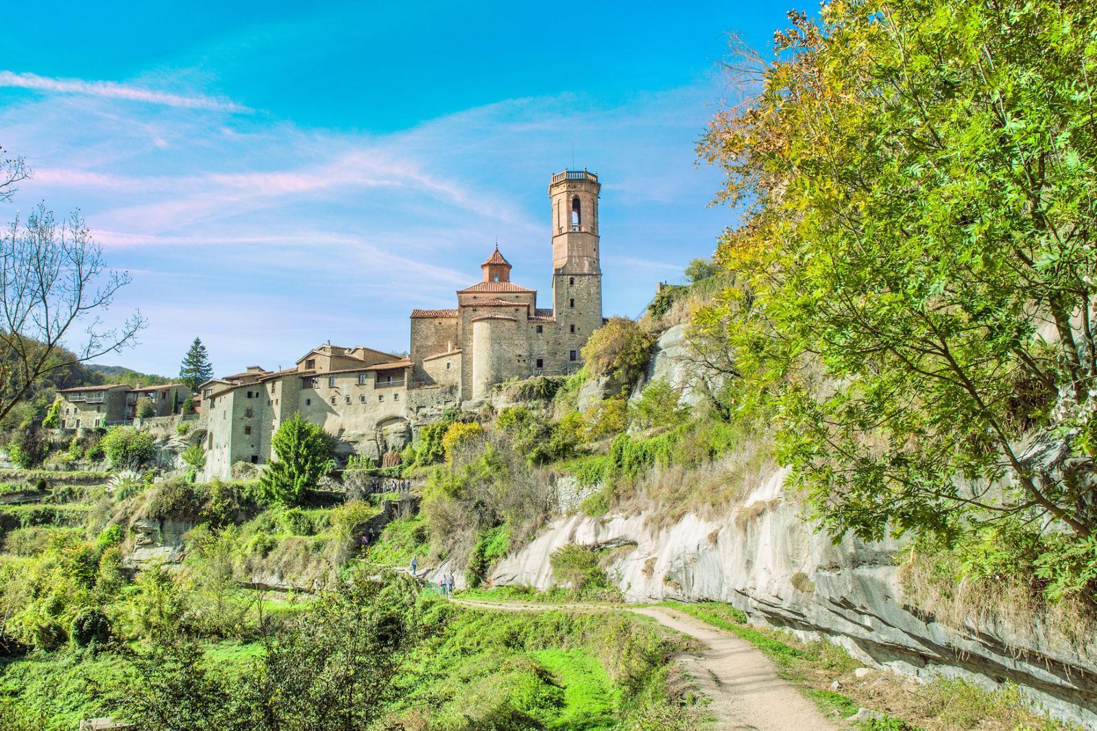 西班牙巴塞隆拿出發：風格小鎮盧佩特+貝薩盧+赫羅納包車一日遊