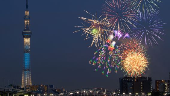 Rejs łodzią Yakatabune na pokaz fajerwerków nad rzeką Sumida w 2026 roku | Kolacja i napoje bez limitu w cenie