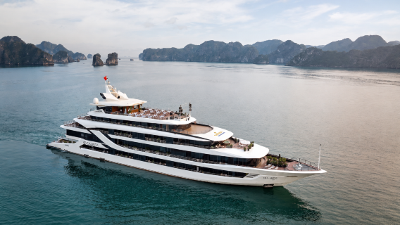 Calista Cruzeiro com Pernoite: Explore a Baía de Ha Long com Caiaque e Transfer de Hanói