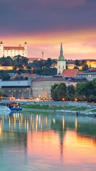From Vienna: Budapest Day Trip with Bratislava Photo Stop