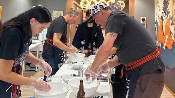 Osaka Castle Area Ramen-Making Experience with Souvenir