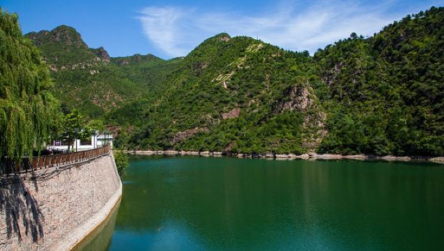 Longqing Gorge and Badaling Great Wall Private Round Transfer With English Speaking Driver