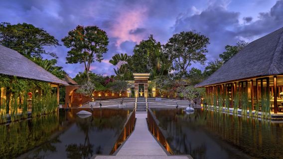 Развлечения в ресторане Maja в Нуса-Дуа