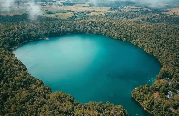 開恩茲亞瑟頓高原巴賓達巨石米拉米拉瀑布無花果樹火山湖英文日遊