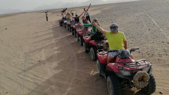 Gurun menghantam Laut Merah, Mesir; menghantam padang pasir di Hurghada; ATV + go-kart
