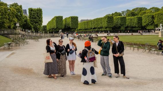 Chuyến tham quan đi bộ chính thức của Emily tại Paris