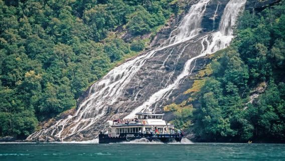 Geiranger: Fjord- und Wasserfall-Sightseeing-Bootsfahrt