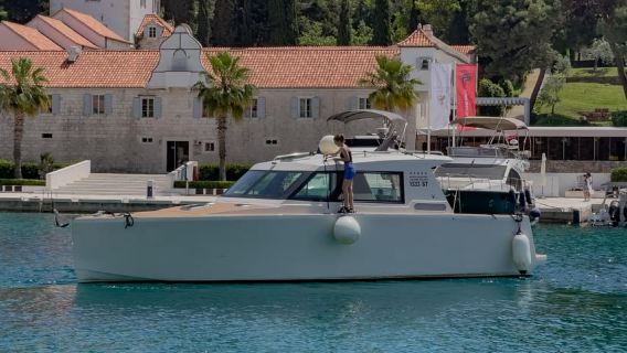 Da Spalato: Grotta Azzurra e Hvar in barca di lusso