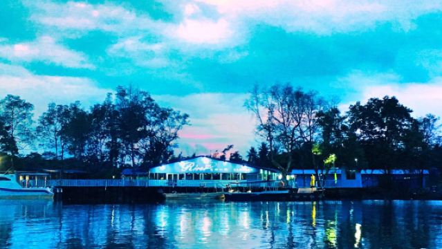 Di seberang sungai, Kawa-kawa river cruise mencari monyet belanda dan menikmati kunang-kunang