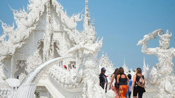 Chiang Rai: Visita guiada a los templos desde Chiang Mai con aguas termales y un pueblo tribal