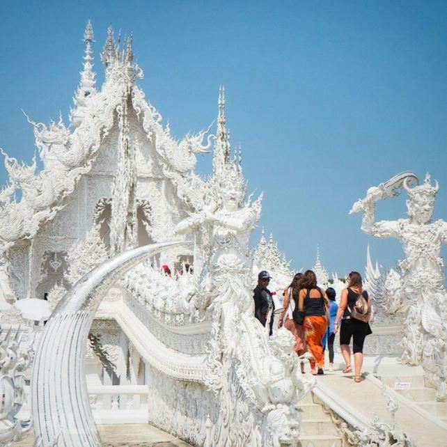 Chiang Rai: Visita guiada a los templos desde Chiang Mai con aguas termales y un pueblo tribal