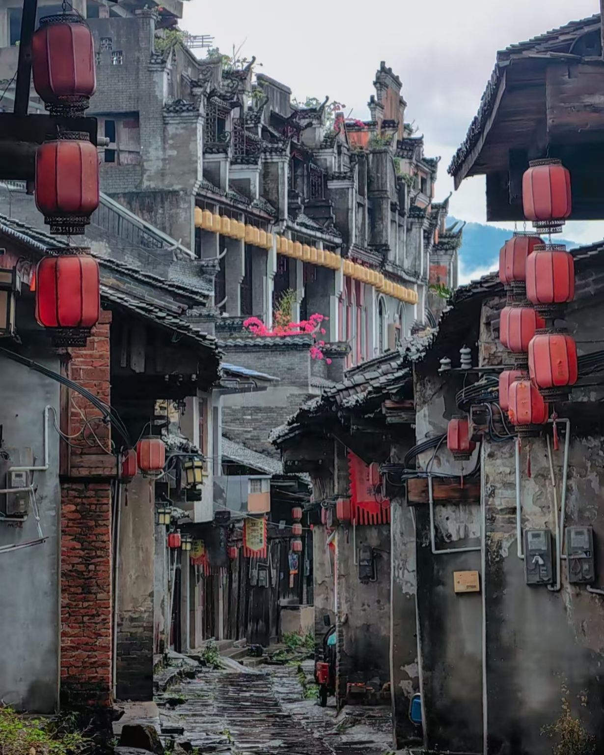 Guilin Unveiled: Reed Flute Cave, Ancient Town, Li River Rafting & Liu Sanjie Spectacular