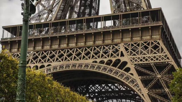 Paris Charles de Gaulle Airport - City Center: Airport Pick-Up/Drop-Off One-Way Private Charter Service [Chinese-Speaking Driver]