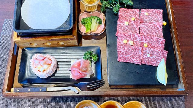 富士山ワンデーツアー 山中湖 富士山限定高原牛焼肉 黒毛豚【東京新宿送迎】絶景グルメ体験 河口湖 忍野八海 抹茶コーヒー付き 記念はがき