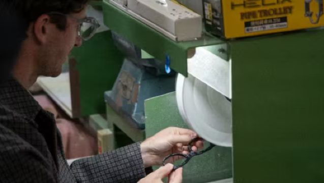 Visita a la fábrica de gafas JACK PLUS en Tierra Santa y experiencia de creación de insignias