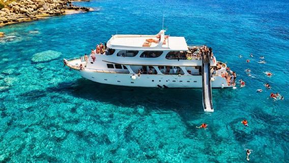Family luxury boat - Turtle Bay (Optional BBQ meal, 1 drink)