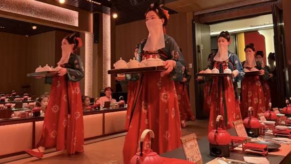 Nanjing Jinling Drømmehof Immersiv Hofmiddag Oplevelse (Immersiv oplevelse af en kejserlig banket + valgfri makeup og styling)