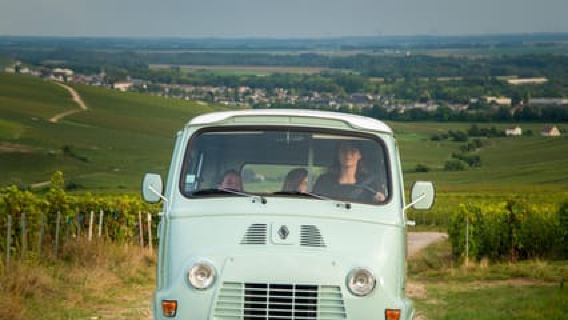 From Epernay : Champagne tasting with a vintage car